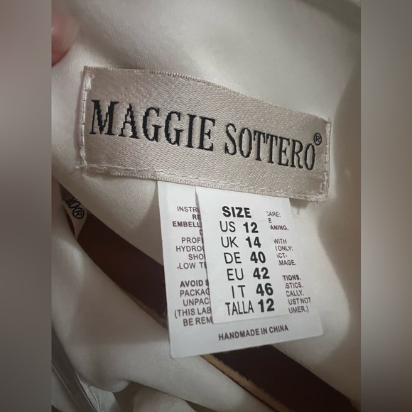 ELEGANT MAGGIE SOTTERO WEDDING DRESS - Picture 6 of 7